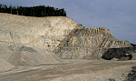 Überkippte Kalksteine und Schwarzschiefer inklusive Cenomanium-Turonium-Grenze im Steinbruch DIMAC in Halle/Westfalen, Münsterländer Kreidebecken. © Martin Hiss