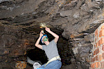 Historischer Abbau von dünnen Kohleflözen des Berriasiums (kontinentaler Wealden der Isterberg-Formation) im Harrl-Stollen am Bückeberg, Weserbergland. © Thomas Pürner, bayerisches LfU