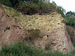 Obercenomane Klippenfazies der Dölzschen-Formation, Brandungstaschen mit Fossilgrus in einer Rhyolith-Quellkuppe bei Dohna, Sächsisches Kreidebecken. © Markus Fengler