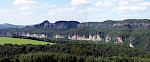 Die Schrammsteine bei Bad Schandau: turone Quadersandsteine des Elbsandsteingebirges, Sächsisches Kreidebecken. Die hellen, kaum verwitterten Wände an der Basis gehören zu den historischen Postelwitzer Steinbrüchen. © Markus Wilmsen