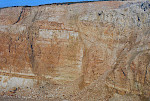 Helle Kalksteine und Rotpläner (Obercenomanium-Mittelturonium) in einem der Steinbrüche südöstlich von Söhlde/Niedersachsen. © Gundolf Ernst