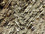 Tiefmarine, turbiditische Wechselfolge von dünnbankigen Tonmergel- und Kalkmergelsteinen der Piesenkopf-Formation (alpine Kreide, Rhenodanubische Gruppe) mit schön ausgebildeten Knick-Falten, Unterammergau. © Ulrich Teipel, bayerisches LfU