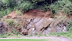 Transgressionssedimente der Essen-Grünsand-Formation (Cenomanium) auf steilgestelltem Oberkarbon im Geologischen Garten Bochum, Münsterländer Kreidebecken. © Markus Wilmsen