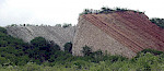 Der Steinbruch Hoppenstedt mit hellen Kalksteinen, überlagert von Rotplänern (Untercenomanium-Mittelturonium), an der Südflanke des Fallsteins bei Osterwiek/Sachsen-Anhalt. © Markus Wilmsen